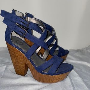 Guess strapped sandals with platform